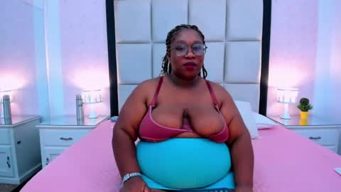 Snapshot of treisyvixen chatting on 06.26.26 Treisy Vixen big ass online show from 06.26.26