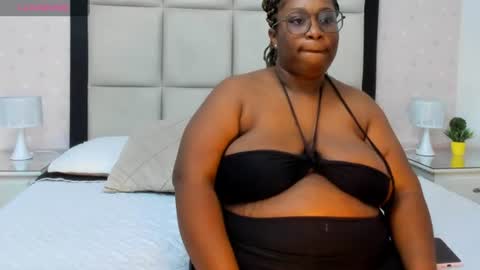 Snapshot of treisyvixen chatting on 06.30.26 Treisy Vixen big ass online show from 06.30.26
