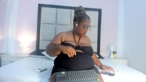 Snapshot of treisyvixen chatting on 07.07.26 Treisy Vixen big ass online show from 07.07.26