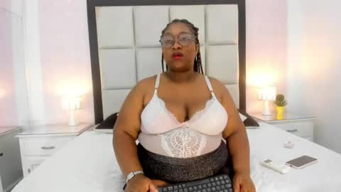 Snapshot of treisyvixen chatting on 07.10.26 Treisy Vixen big ass online show from 07.10.26