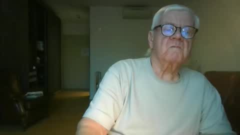 Snapshot of trekbeestje1 chatting on 12.21.25 trekbeestje online show from 12.21.25