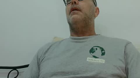 Snapshot of trevido4u chatting on 12.15.25 trevido4u online show from 12.15.25