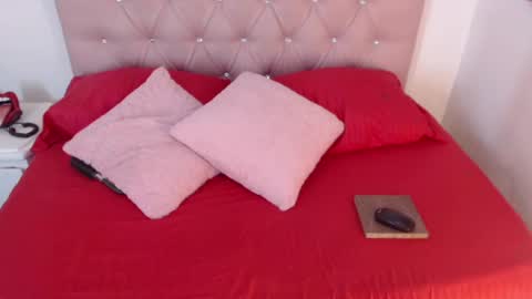 triana_crimson online show from 02.03.25