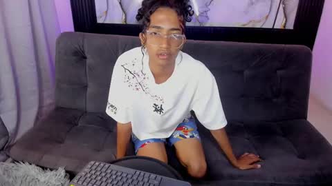 Snapshot of triiangel_latinboy chatting on 05.25.26 Johan online show from 05.25.26