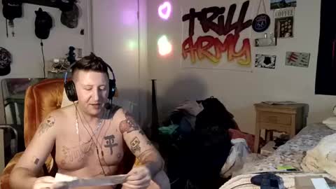 Snapshot of trillnonymau5 chatting on 12.16.24 trillnonymau5 online show from 12.16.24