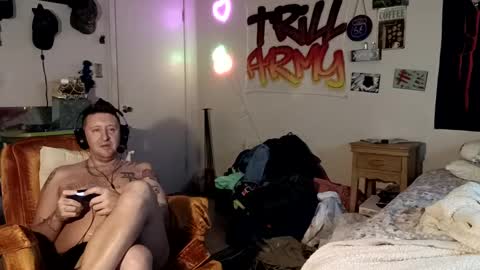 Snapshot of trillnonymau5 chatting on 12.17.24 trillnonymau5 online show from 12.17.24