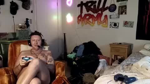 Snapshot of trillnonymau5 chatting on 12.17.24 trillnonymau5 online show from 12.17.24