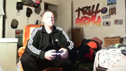 Snapshot of trillnonymau5 chatting on 01.06.25 trillnonymau5 online show from 01.06.25