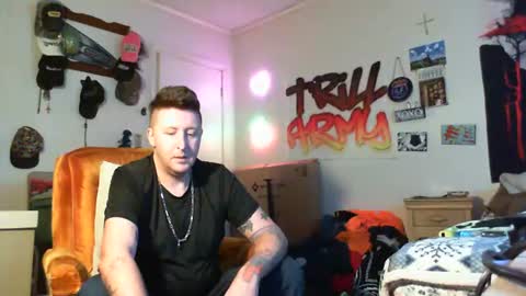 Snapshot of trillnonymau5 chatting on 01.08.25 trillnonymau5 online show from 01.08.25