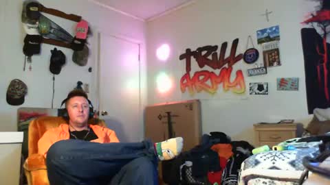 Snapshot of trillnonymau5 chatting on 01.08.25 trillnonymau5 online show from 01.08.25