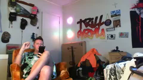Snapshot of trillnonymau5 chatting on 01.10.25 trillnonymau5 online show from 01.10.25