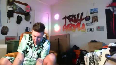 Snapshot of trillnonymau5 chatting on 01.10.25 trillnonymau5 online show from 01.10.25