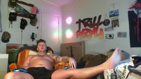 Snapshot of trillnonymau5 chatting on 01.11.25 trillnonymau5 online show from 01.11.25