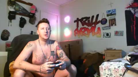 Snapshot of trillnonymau5 chatting on 01.11.25 trillnonymau5 online show from 01.11.25