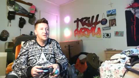 Snapshot of trillnonymau5 chatting on 01.12.25 trillnonymau5 online show from 01.12.25