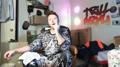 Snapshot of trillnonymau5 chatting on 01.30.25 trillnonymau5 online show from 01.30.25