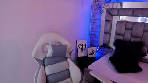 Snapshot of truelove_art chatting on 12.17.24   online show from 12.17.24
