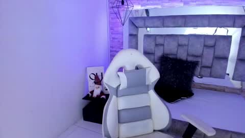 Snapshot of truelove_art chatting on 12.28.24   online show from 12.28.24