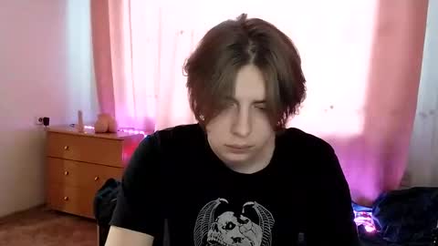 Snapshot of trypophob1a chatting on 01.31.25 Emilum online show from 01.31.25