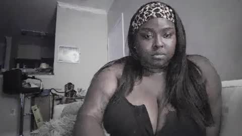 Snapshot of tsunamiiibee chatting on 10.08.25 tsunamiiibee online show from 10.08.25