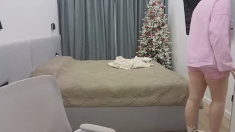 Snapshot of tutti_frutti_ chatting on 12.23.24 Ariana online show from 12.23.24