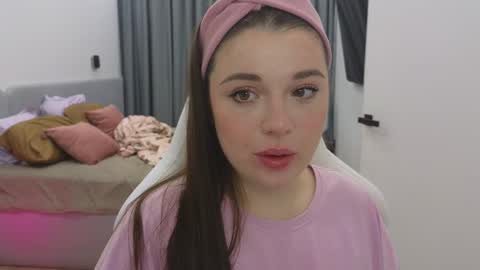 Snapshot of tutti_frutti_ chatting on 02.19.25 Ariana online show from 02.19.25