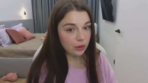 Snapshot of tutti_frutti_ chatting on 03.08.25 Ariana online show from 03.08.25