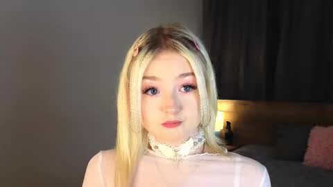 Snapshot of twinklefluff chatting on 10.28.25 twinklefluff online show from 10.28.25