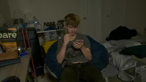 Snapshot of twinktools chatting on 10.04.25 shytwink online show from 10.04.25