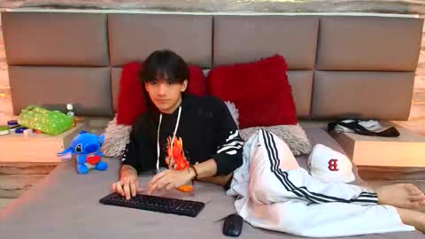 twinslovers_ online show from 10.17.25