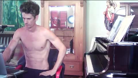 Snapshot of twoforallprivate chatting on 10.19.25 TobeBritta online show from 10.19.25