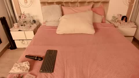 Twiggy online show from 02.27.25