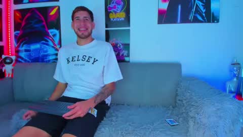 Snapshot of txmaforo_23cm chatting on 03.10.25 Oscar and Moises online show from 03.10.25