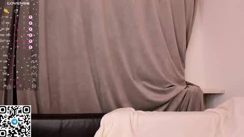 Snapshot of tyty_pupu chatting on 02.11.25 Christine 3 Next broadcast tomorrow at 2100 GMT 5 online show from 02.11.25