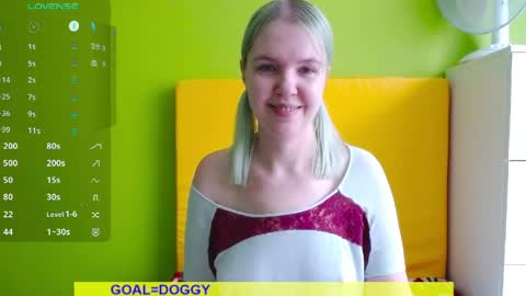 Snapshot of ultra_meow chatting on 05.28.26 Roxy online show from 05.28.26