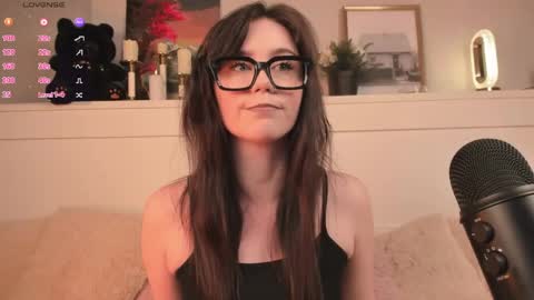 Snapshot of una_medisson chatting on 05.17.26 Una online show from 05.17.26