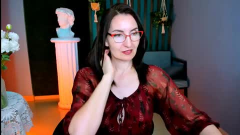 Snapshot of unatera chatting on 05.15.26 UnaTera online show from 05.15.26