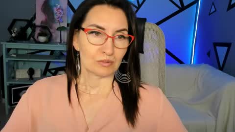 Snapshot of unatera chatting on 05.22.26 UnaTera online show from 05.22.26