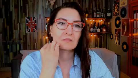 Snapshot of unatera chatting on 05.25.26 UnaTera online show from 05.25.26