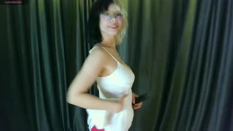 Snapshot of unforgettablehelen chatting on 05.19.26 unforgettablehelen online show from 05.19.26