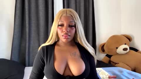 Snapshot of unholybaddie chatting on 12.21.25 Unholybaddie online show from 12.21.25