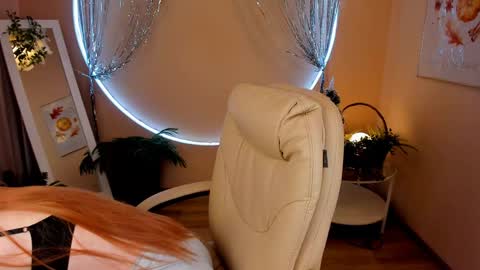 Snapshot of unicent chatting on 12.16.24 Call me Mira thumbs up its make me happy online show from 12.16.24