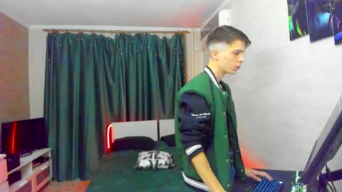 Snapshot of unitalex chatting on 11.06.25 Alex online show from 11.06.25