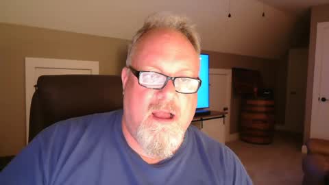 Snapshot of up2later chatting on 09.10.25 up2later online show from 09.10.25