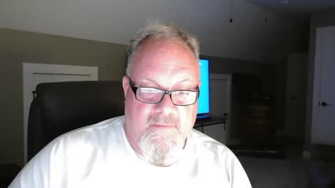 Snapshot of up2later chatting on 09.27.25 up2later online show from 09.27.25