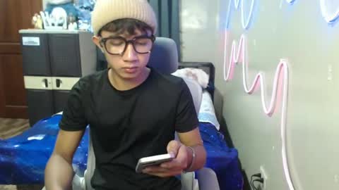 Snapshot of ur_hottestjonny chatting on 06.18.26 jonny online show from 06.18.26