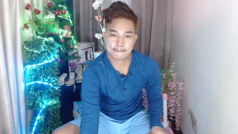 Snapshot of ur_hugechinito chatting on 12.23.24 ur_hugechinito online show from 12.23.24
