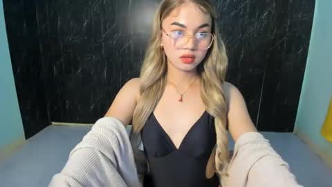 Snapshot of urasian_kat chatting on 03.10.25 urasian_kat online show from 03.10.25