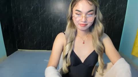 Snapshot of urasian_kat chatting on 03.10.25 urasian_kat online show from 03.10.25