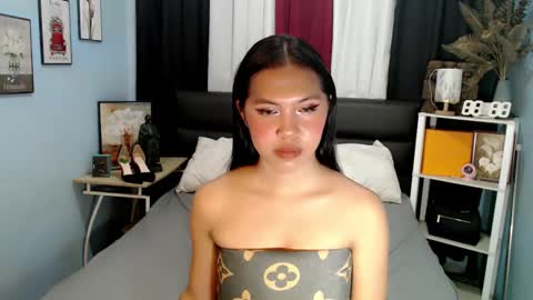 Snapshot of urhot_fcking_zoey chatting on 01.14.25 zoey noir online show from 01.14.25
